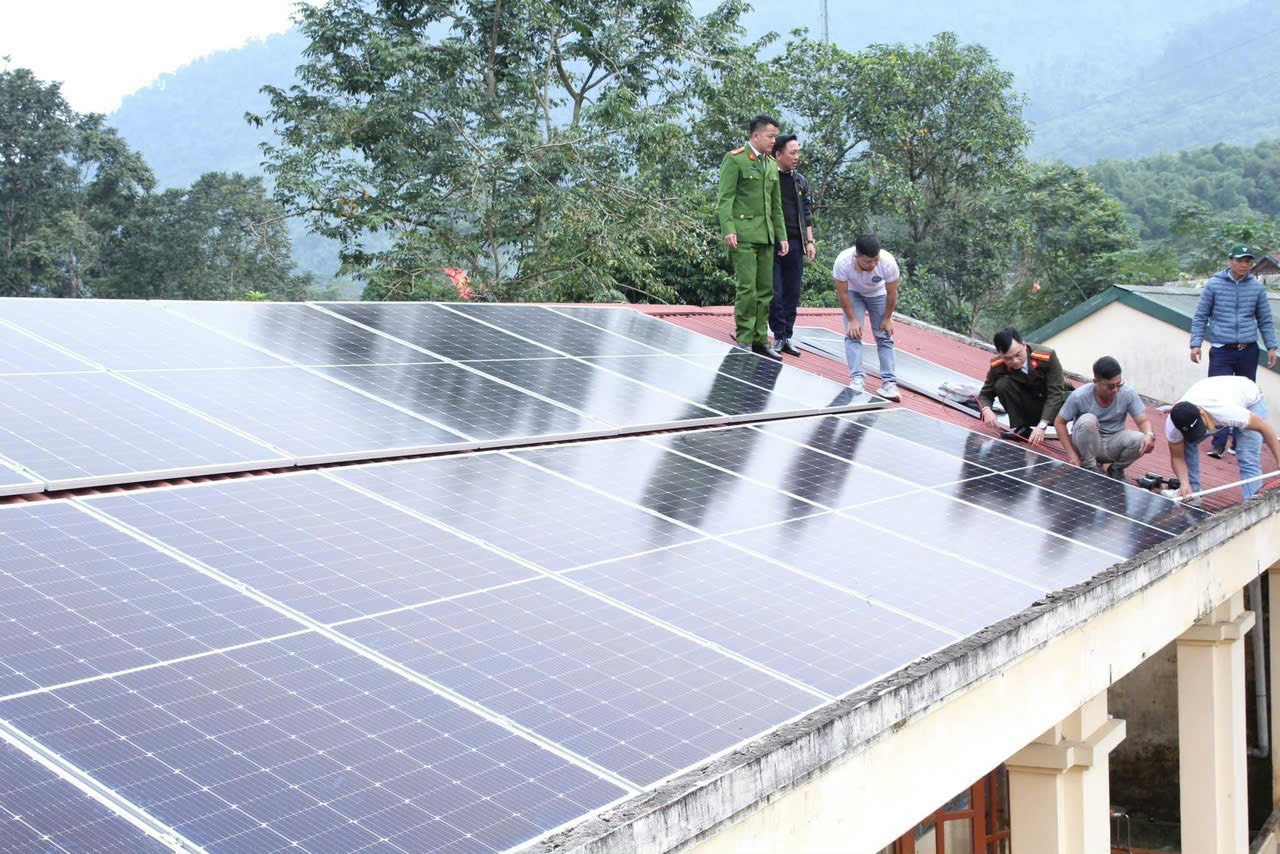 Công an quận Lê Chân: Trao tặng hệ thống điện mặt trời tại điểm trường vùng biên giới Con Cuông ( Nghệ An)